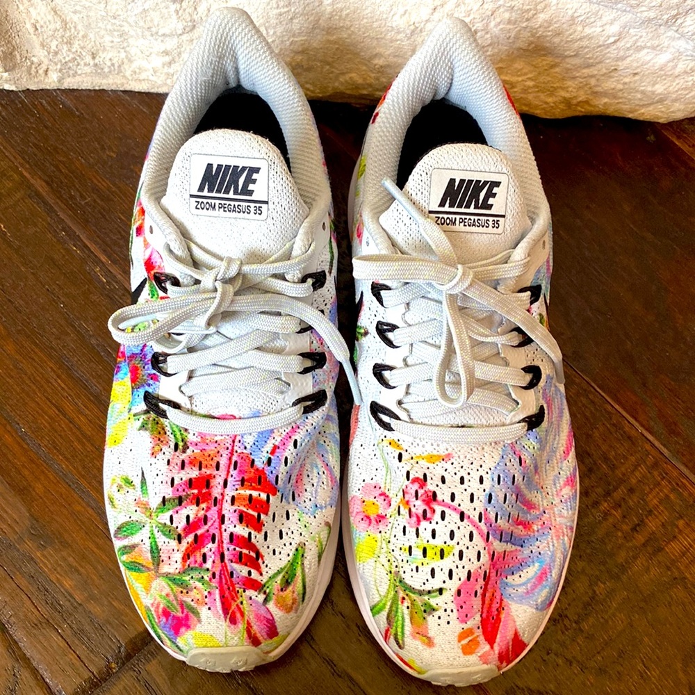 PRICE DROP!!! Like New!! Size 6.5 Nike, Multicolored running shoe